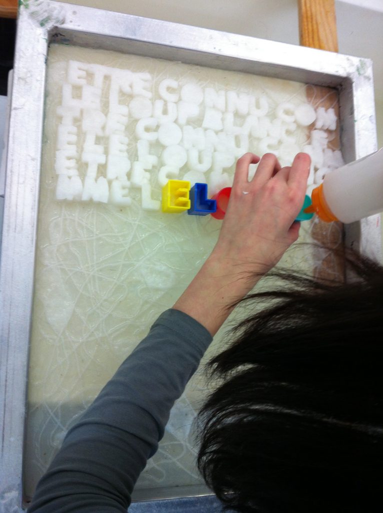 lettres en cellulose de bois sur fond ficelle et mûrier